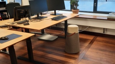 brun stol ved skrivebord i ida